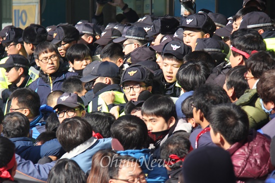  민주노총 경남본부는 23일 오후 새누리당 경남도당에 항의서한을 전달하기 위해 들어가려고 하자 경찰이 막으면서 충돌이 벌였다.