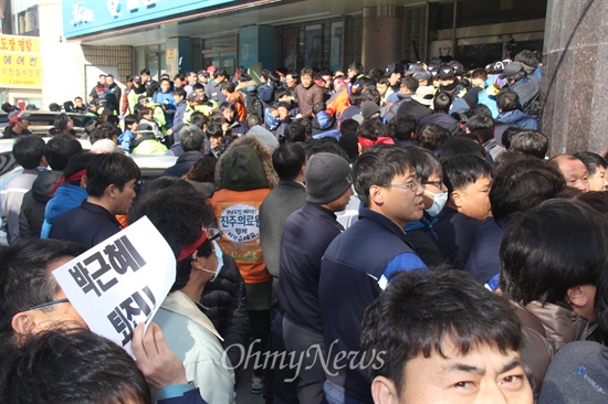 민주노총 경남본부는 23일 오후 새누리당 경남도당에 항의서한을 전달하기 위해 들어가려고 하자 경찰이 막으면서 충돌이 벌어졌다.