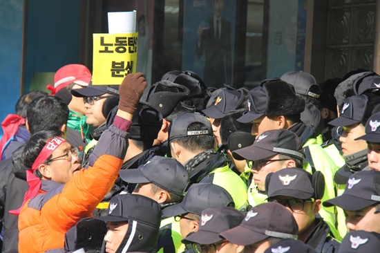 민주노총 경남본부는 23일 오후 새누리당 경남도당에 항의서한을 전달하기 위해 들어가려고 하자 경찰이 막으면서 충돌이 벌어졌다.