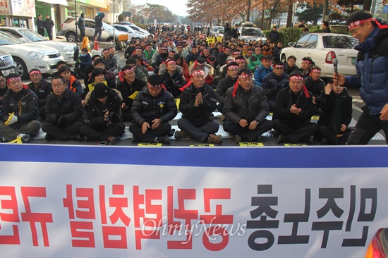  민주노총 경남본부는 23일 오후 새누리당 경남도당에 항의서한을 전달하기 위해 들어가려고 하자 경찰이 막으면서 충돌이 벌어졌다. 