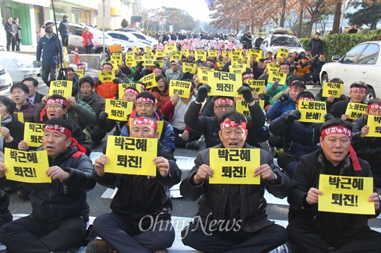  민주노총 경남본부는 23일 오후 새누리당 경남도당에 항의서한을 전달하기 위해 들어가려고 하자 경찰이 막으면서 충돌이 벌어졌다. 