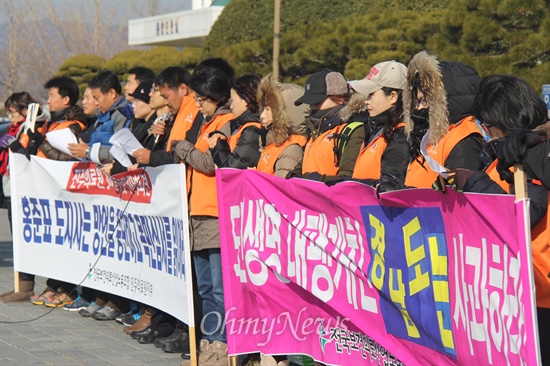  전국보건의료산업노동조합은 23일 경남도청 현관 앞에서 기자회견을 열고 "홍준표 지사는 망언을 중단하고 목민심서를 읽어라"고 촉구했다.