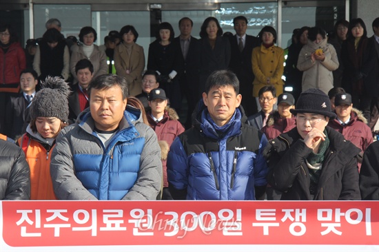  전국보건의료산업노동조합은 23일 경남도청 현관 앞에서 기자회견을 열고 "홍준표 지사는 망언을 중단하고 목민심서를 읽어라"고 촉구했다.