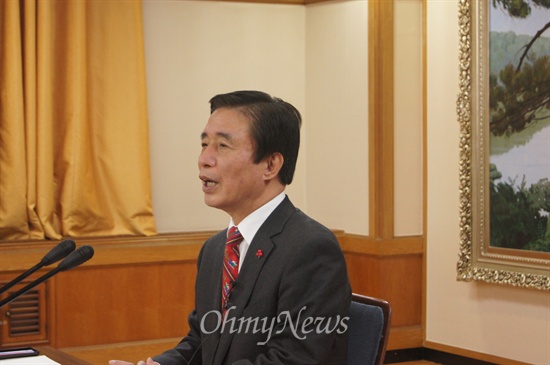 김범일 대구시장이 23일 오전 대구시청 대회의실에서 송년기자회견을 갖고 있다.