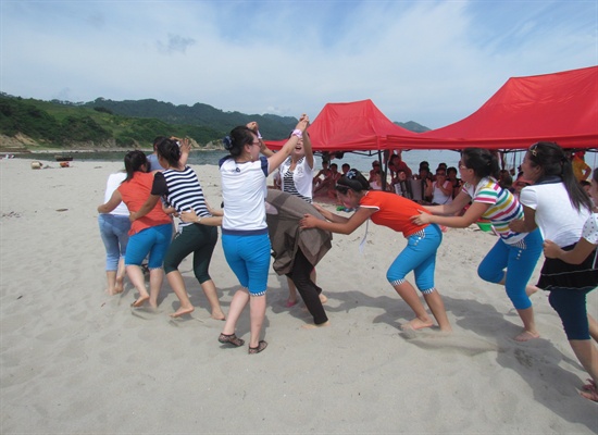 해칠보 해변에서 북한동포들과 함께 춤을...