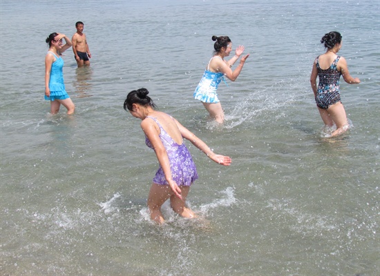 해칠보 해변의 북한동포들