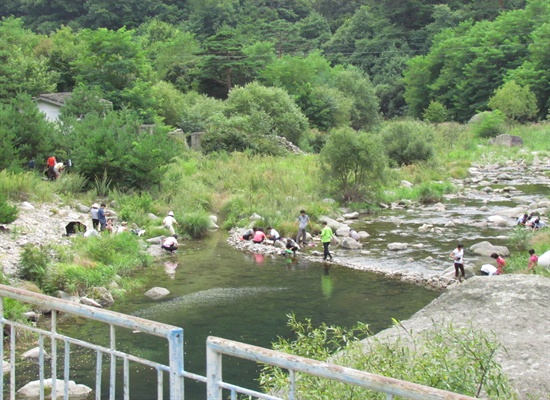 버스에 내려 휴식을 취하는 북한 관광객들