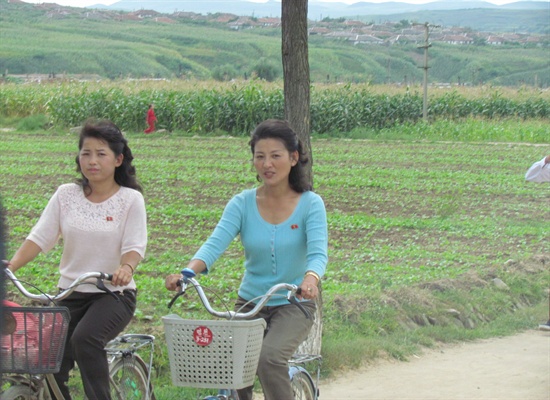 자전거를 타고 가는 함경북도의 여인들