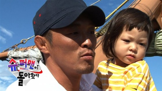  KBS 2TV <슈퍼맨이 돌아왔다>에 출연 중인 추성훈과 그의 딸 추사랑.