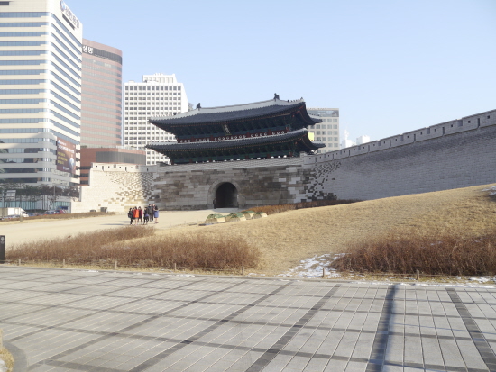 문화재청은 화마에 무너진 숭례문 문루를 5년 4개월에 걸쳐 복구했으나 단청, 목재, 기와 등 전방위적 부실복구 논란에 휩싸였다.