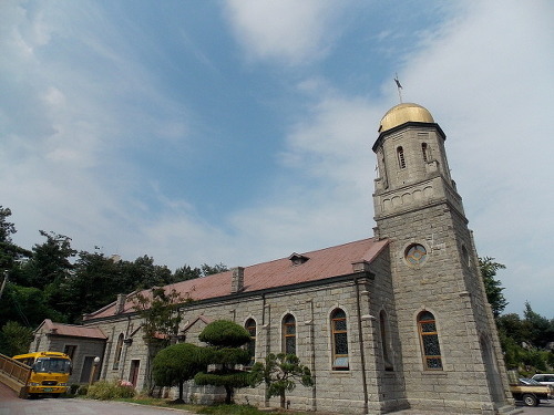 횡성성당은 1950년대 지어진 성당이다. 현재 근대문화유산으로 등록되어 있다.