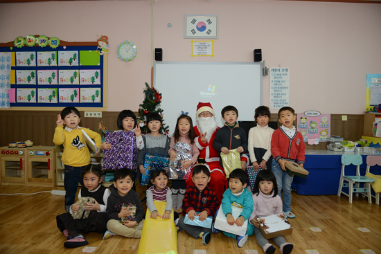 산타클로스 산타클로스 할아버지로부터 선물을 받은 아이들이 해맑은 표정을 지으며 기념사진을 찍고 있다.