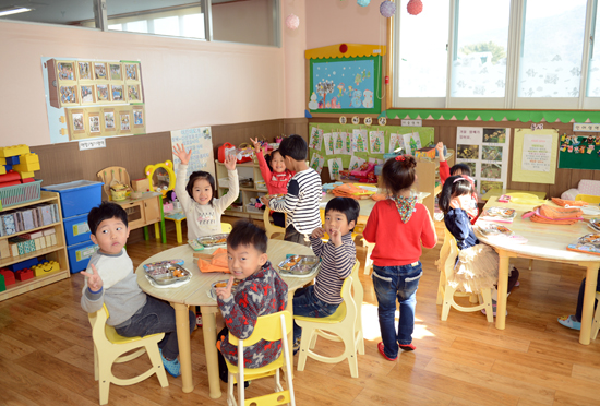 점심 아이들이 교실에 앉아 맛있게 점심을 먹고 있다.