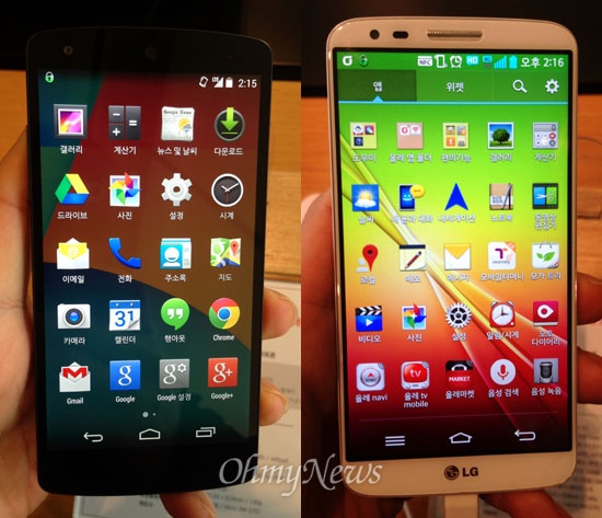 구글 레퍼런스 스마트폰인 넥서스5(왼쪽)와 LG G2. 지난 11월 출시된 넥서스5가 구글 안드로이드 4.4 킷캣 운영체제를 사용한 반면 LG G2는 안드로이드 4.2.2 젤리빈 운영체제에 LG 고유한 UX 디자인과 통신사 기본 앱을 탑재하고 있다. 