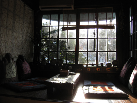 성북동 수연산방에서 제일 인기 많은 창가 자리