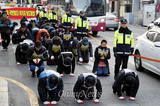  경찰이 철도노조 지도부 체포를 위해 1995년 민주노총 설립 후 처음으로 민주노총 건물에 공권력을 투입한 가운데 민주노총 광주지역본부가 이에 항의하는 '7보 1배' 시위를 24일 벌였다. 