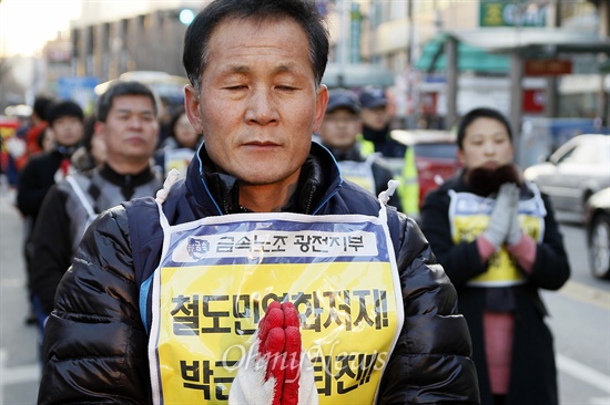  경찰이 철도노조 지도부 체포를 위해 1995년 민주노총 설립 후 처음으로 민주노총 건물에 공권력을 투입한 가운데 민주노총 광주지역본부가 이에 항의하는 '7보 1배' 시위를 24일 벌였다. 7보 1배에 나선 박봉주 민주노총 광주지역본부장이 행진 도중 잠시 서 생각에 잠겨 있다.
