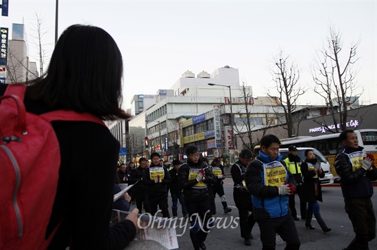  경찰이 철도노조 지도부 체포를 위해 1995년 민주노총 설립 후 처음으로 민주노총 건물에 공권력을 투입한 가운데 민주노총 광주지역본부가 이에 항의하는 '7보 1배' 시위를 24일 벌였다. 한 고등학생이 시위대의 모습을 바라보고 있다.