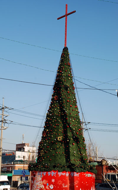 크리스마스이브 공주 시내에는 거대한 희망 탑이 서 있다. 하지만 희망은 보이지 않는다. 

