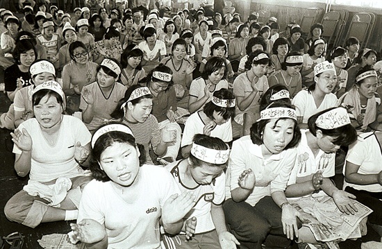 1979년 8월 10일 신민당사에서 농성중인 YH무역 여공들.