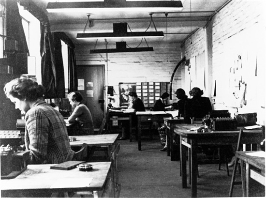 제2차 세계대전 당시 독일의 암호체계인 Enigma를 해독하기 위해 만든 영국 블레츨리 파크(Bletchley Park)의 머신 룸