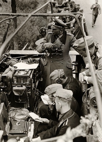 1939년 폴란드 전선에서 독일군 구데리안(Heinz Guderian) 장군의 지휘 차량에 설치된 에니그마(Enigma) 기계.