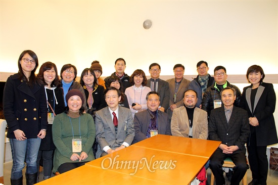 12월 18일, 미야모토 우동 레스토랑을 방문한 뒤 미야모토 대표와 기념촬영을 하고 있는 일본 현장 방문 참가자들. 