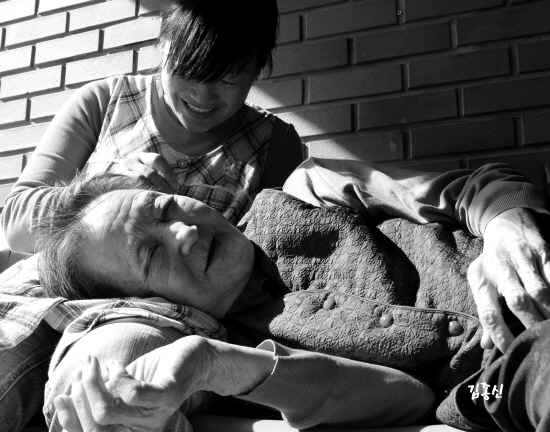 햇살 좋은 오후 어느 날. 직원의 무릎을 베개 삼아 누운 할머니의 표정이 참 해맑았습니다.