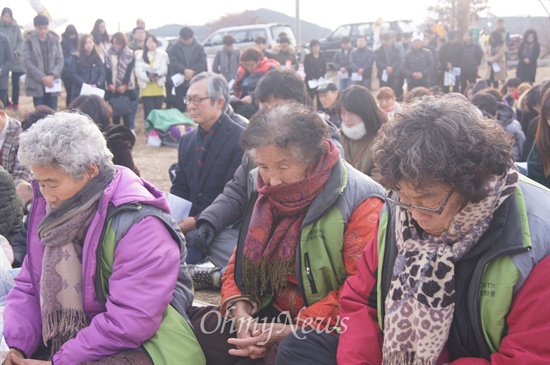 경북 청도군 각북면 삼평리에서 25일 오후 열린 성탄평화예배에서 송전탑 건설을 반대하는 할머니들이 기도를 하고 있다. 