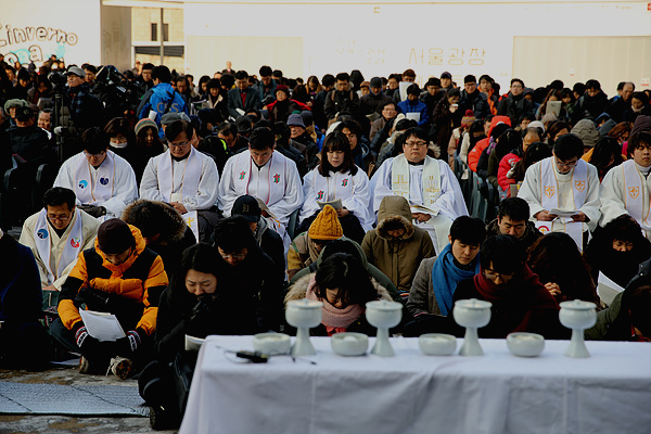 12월 25일 오후 3시, 서울광장에서 개신교 목사와 신도 800여 명이 고난받는 이들과 함께 하는 성탄절연합예배를 드리고 있다.