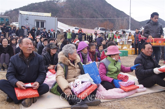 경북 청도군 각북면 삼평리에서 25일 오후 열린 성탄 평화예배가 끝난 후 마을 할머니와 할아버지들이 선물을 받고 기뻐하고 있다.