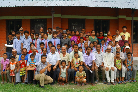 자비공덕회의 후원을 받고 있는 네팔 버드러컬리학교 학생들과 교사, 학보무님들