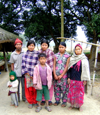 자비공덕회 후원으로 학교에 다닐 수 있게된 <그룽 카말>(가운데) 어린이 가족. 그는 네팔 동부 히말라야 칸첸중가 오지마을에서 노동으로 생계를 유지하고 있다.