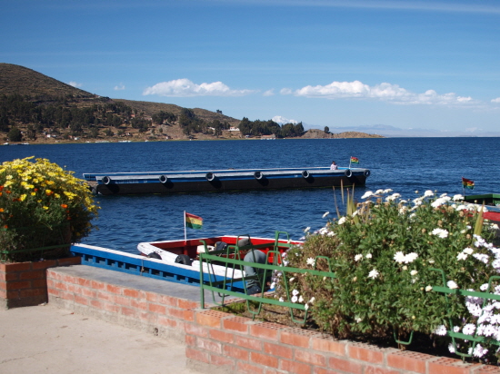 볼리비아의 항구에서 보는 티티카카 호수. (2011년 6월 사진)