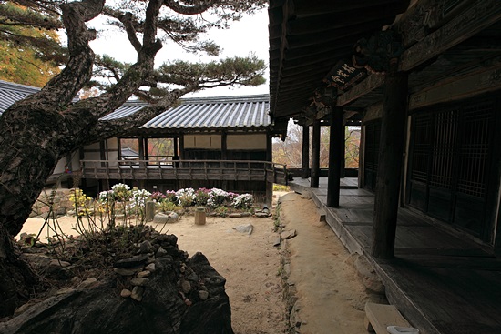 송암당은 바로 곁에 소나무와 바위가 있어 운치 있는 이름이 붙여졌다. 