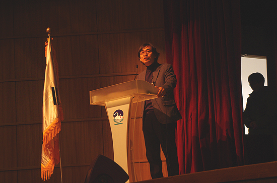 유시민 씨가 서울시 마포구청 대강당에서 강연을 하고 있다.