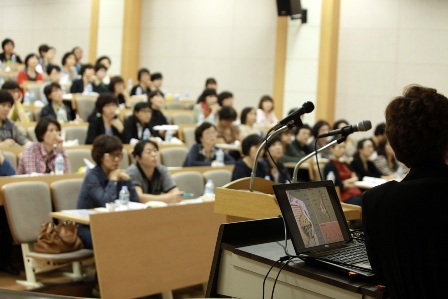 산모들의 80~90%가 산후조리원을 이용하는 현실에서, 보건복지부는 현실과 동떨어진 집단감염 예방교육 등을 포함해 산후조리원 관리강화 대책만을 앞세우고 있다. 사진은 올 3분기 보수교육 모습 

