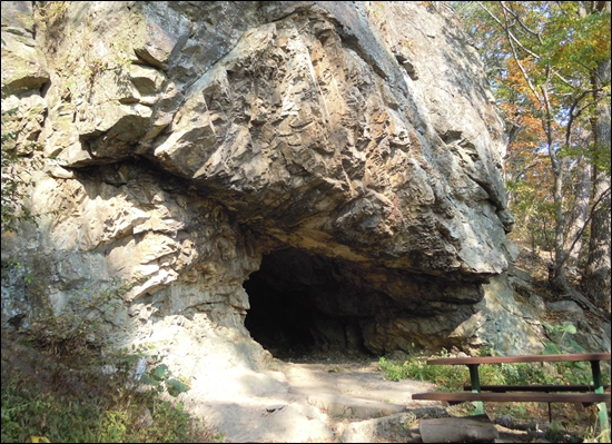 대피소로 이용되고 있는 동굴과 쉼터 풍경