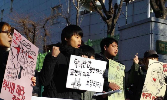 대자보를 게시한 박아무개학생은 "학교 측의 안일한 대처에 실망했다"고 말했다. 이들은 이어 "청소년의 정치참여권, 표현의 자유를 보장하라"고 외쳤다.