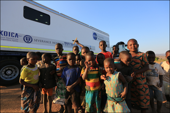 아프리카 말라위 지역에서 현대차 정몽구 재단이 KOICA, 연세의료원, 대양누가병원 등과 함께 운영하고 있는 이동형 안과 병원 모습
