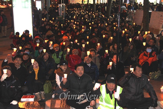 27일 저녁 창원 정우상가 앞에서 열린 "민생파탄, 민주파괴, 박근혜 퇴진 경남시국대회"에 참석한 시민들이 촛불을 들어 보이고 있다.