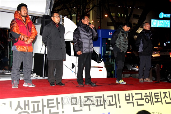 27일 저녁 창원 정우상가 앞에서 열린 "민생파탄, 민주파괴, 박근혜 퇴진 경남시국대회"에서 각 단체 대표들이 발언하고 있다.