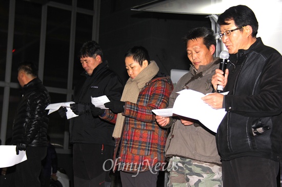 27일 저녁 창원 정우상가 앞에서 열린 "민생파탄, 민주파괴, 박근혜 퇴진 경남시국대회"에서 결의문을 발표하고 있다.