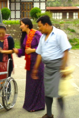 휠체어를 가지고 온 여행사 사장 치미(가운데)와 전통복장 고를 입고 있는 운전사