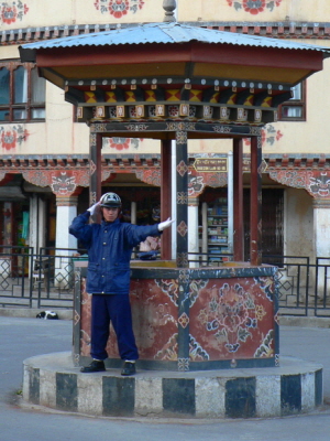 신호등이없는 수도 팀푸에서 경찰이 수신호를 교통정리를 하고 있다.  