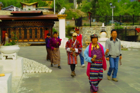 물질적으로 가난하지만 서로를 배려하고 아끼며 살아가는 부탄 사람들. 마니차를 돌리며 팀푸 시내 쵸르텐을 돌고 있다.