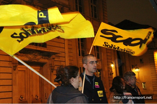 '쉬드라이' '연대노조연맹' 깃발을 들고 있는 프랑스노조원들 