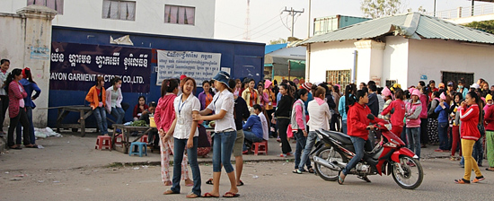 지난 27일, 캄보디아 프놈펜 시내 한 봉제공장 문 앞에서 노동자들이 시위 참가를 위해 대기중이다. 