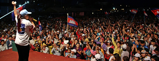 캄보디아 프놈펜 자유공원에서 보름째 열리고 있는 무기한 시위집회(27일)에 참석한 야당 지지자들의 모습. 