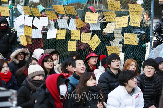 지난해 12월 28일 서울 중구 산업은행 앞에서 '안녕들하십니까'에 동참하는 참가자들이 '뜨거운 안녕' 집회를 열고 사회문제에 대한 자신의 주장들을 펼치고 있다.